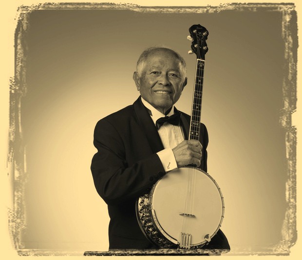 Gitaar en banjo: Julius Pangkey
